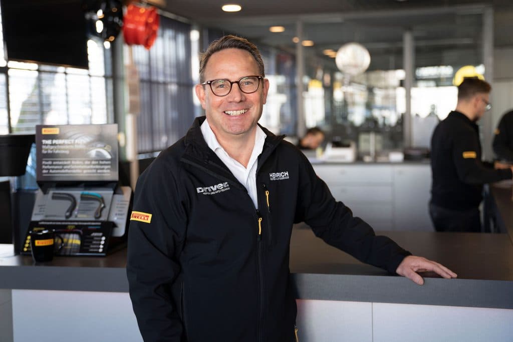 Reifenhenrich automotive service center with busy workshop